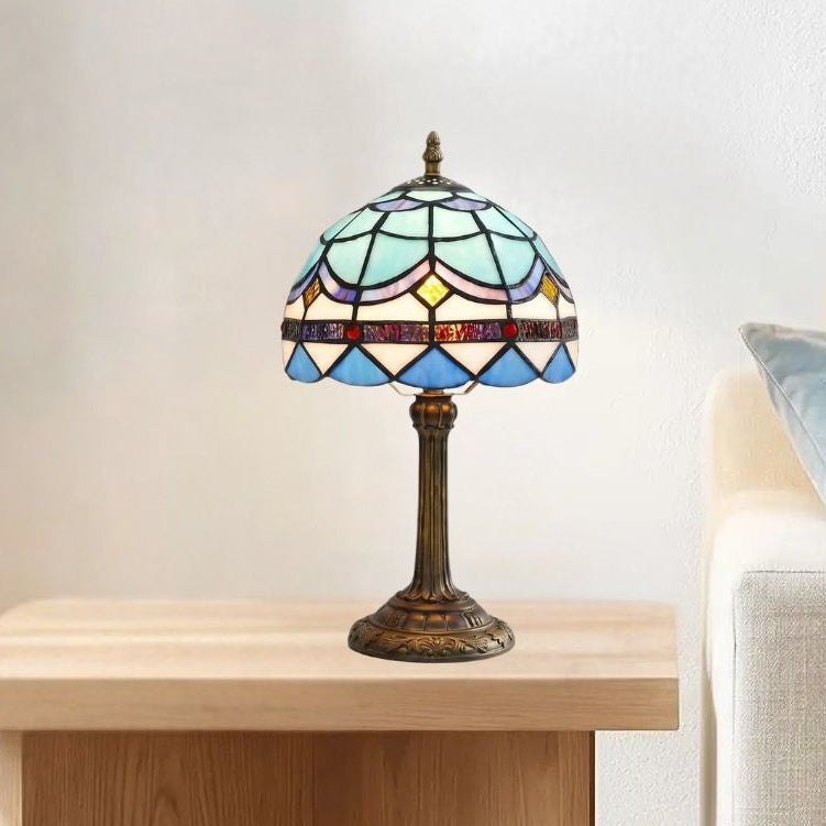 lampe a poser sejour vu rapproche tiffany bleue et blanc accents geometriques