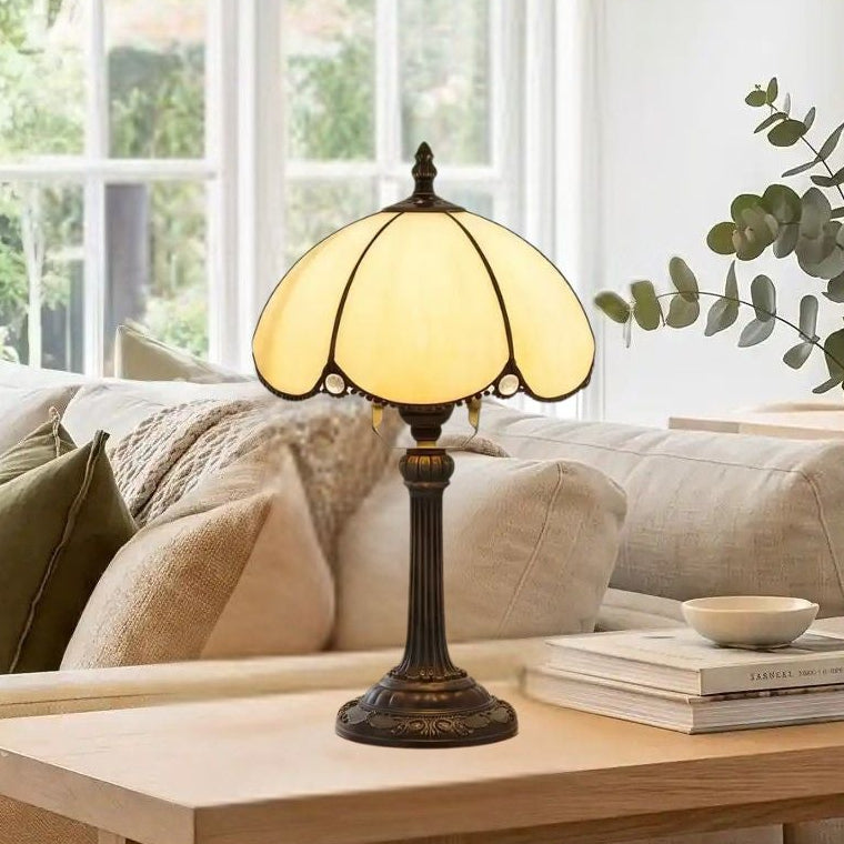 lampe a poser sejour vu rapproche tiffany verre teinte blanc