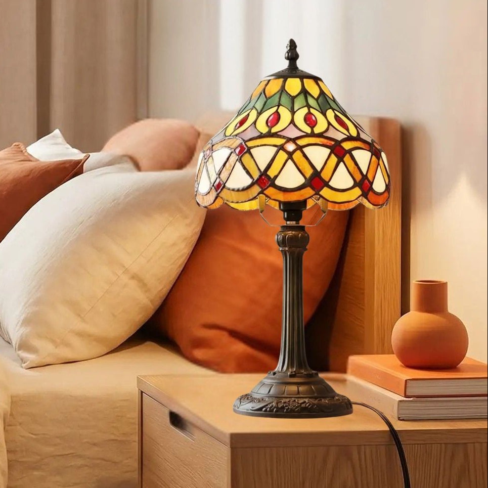 lampe a poser table chevet vu rapproche tiffany motifs geometriques et floraux colores