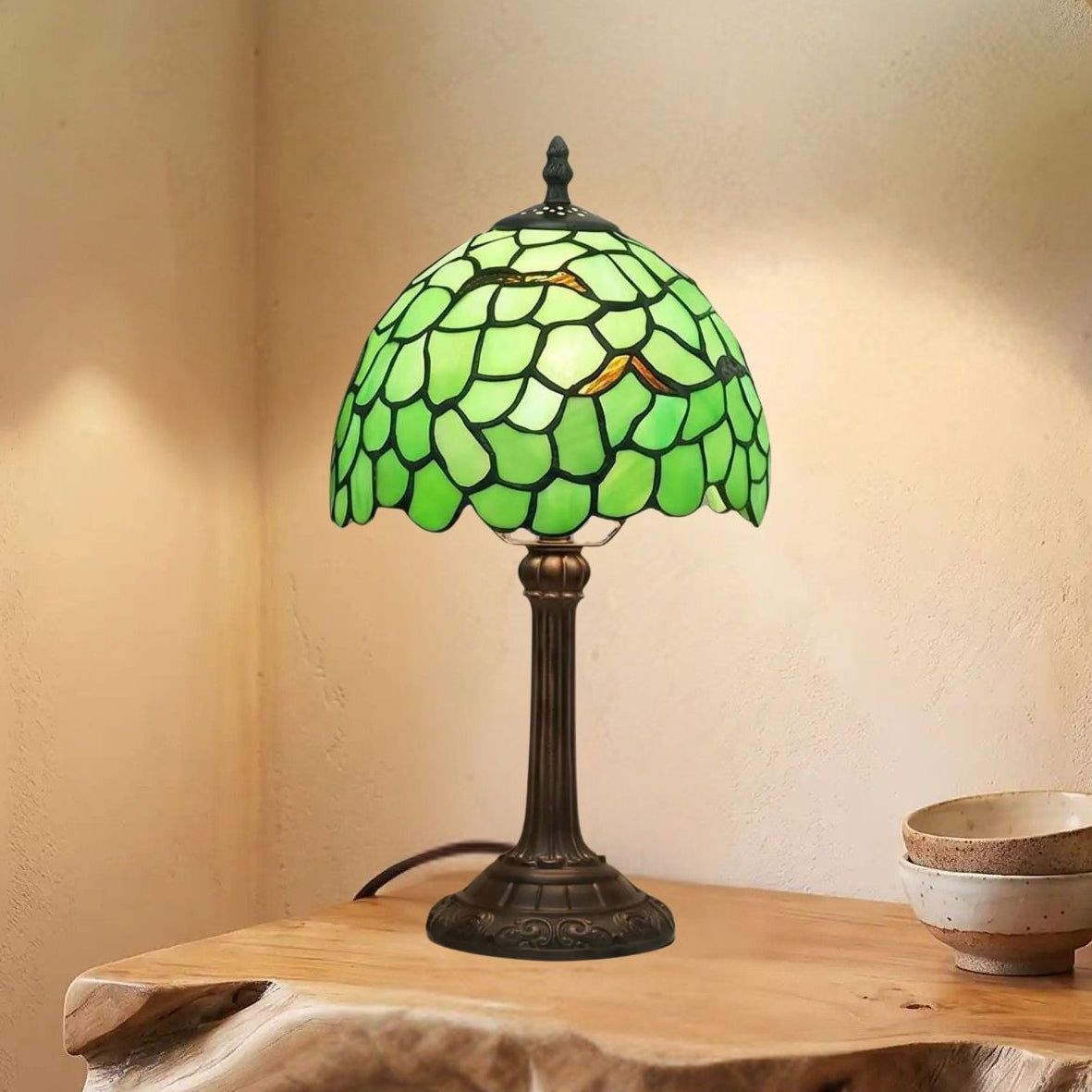 lampe a poser table organique avec miroir vu rapproche tiffany vert motif feuilles