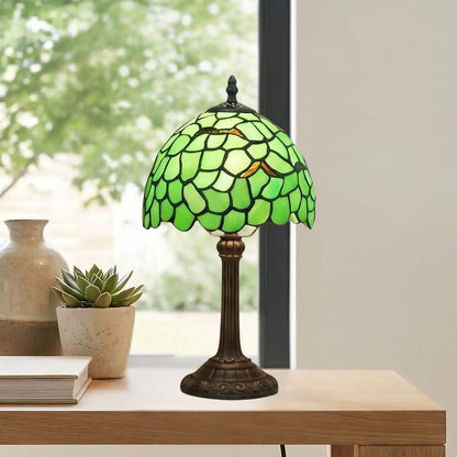 lampe a poser table sejour avec fenetre vu rapproche tiffany vert motif feuilles