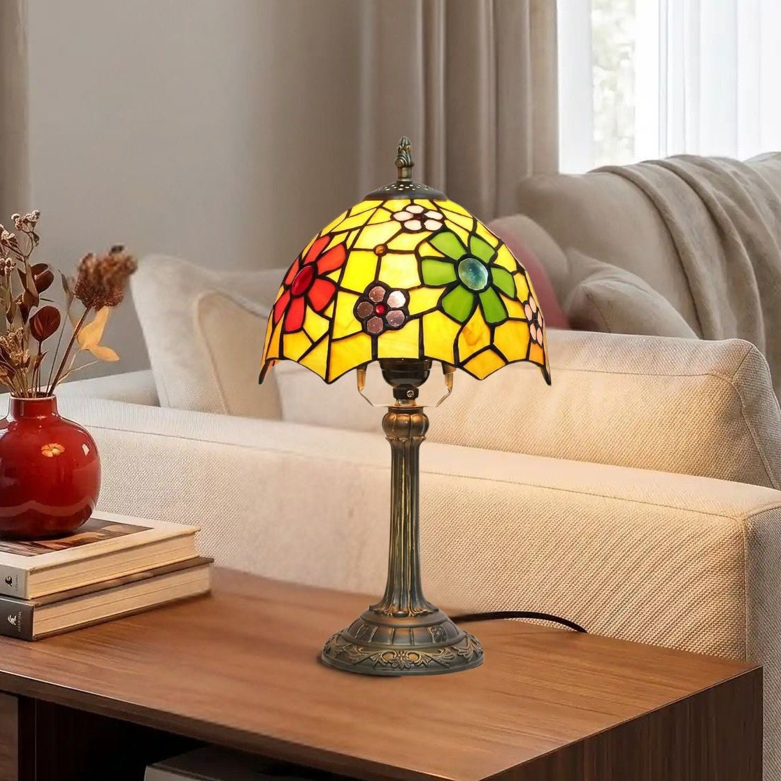 lampe a poser table sejour avec vase vu rapproche tiffany floral colore