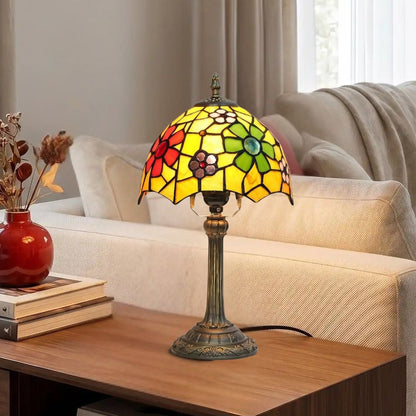 lampe a poser table sejour avec vase vu rapproche tiffany floral colore