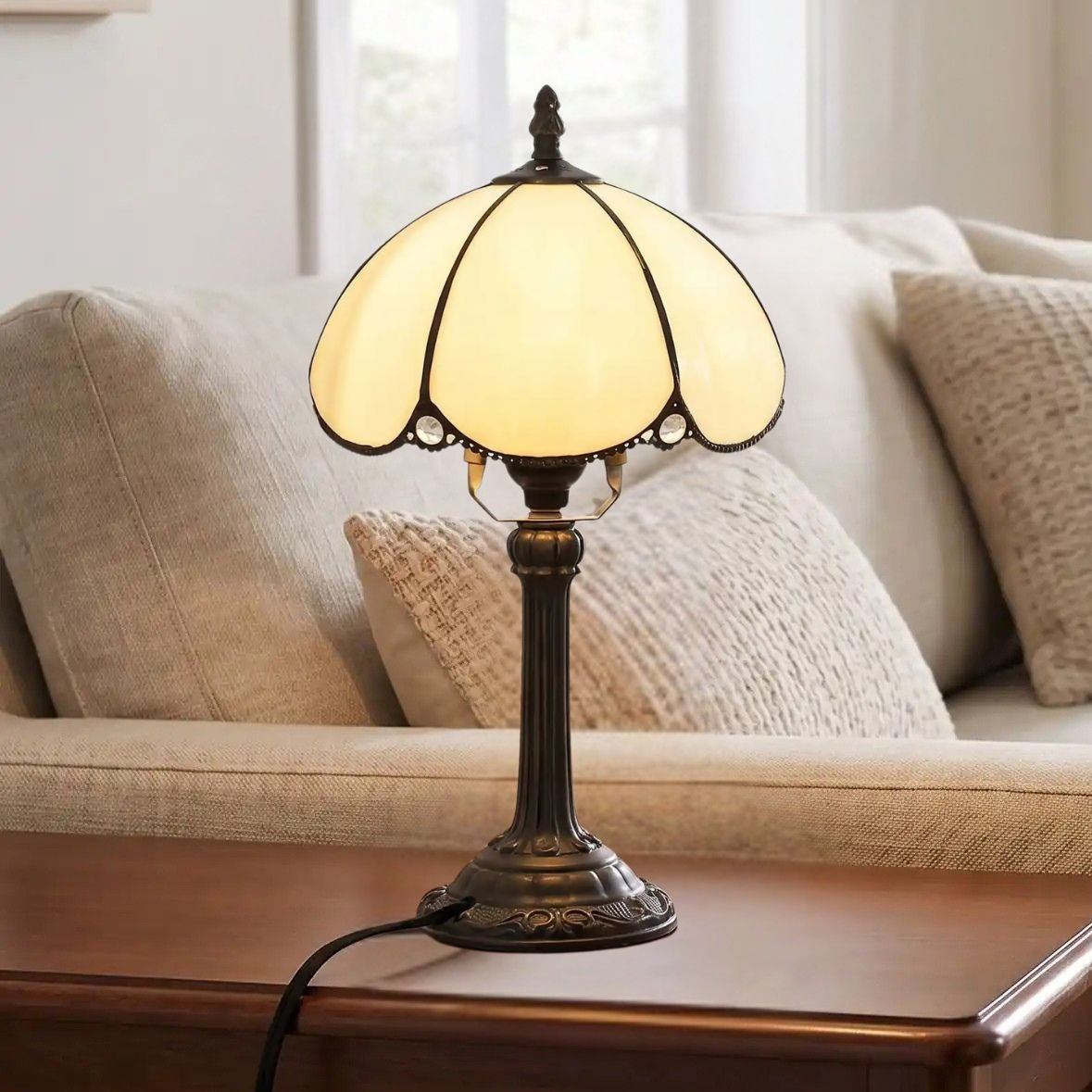 lampe a poser table sejour vu rapproche tiffany verre teinte blanc