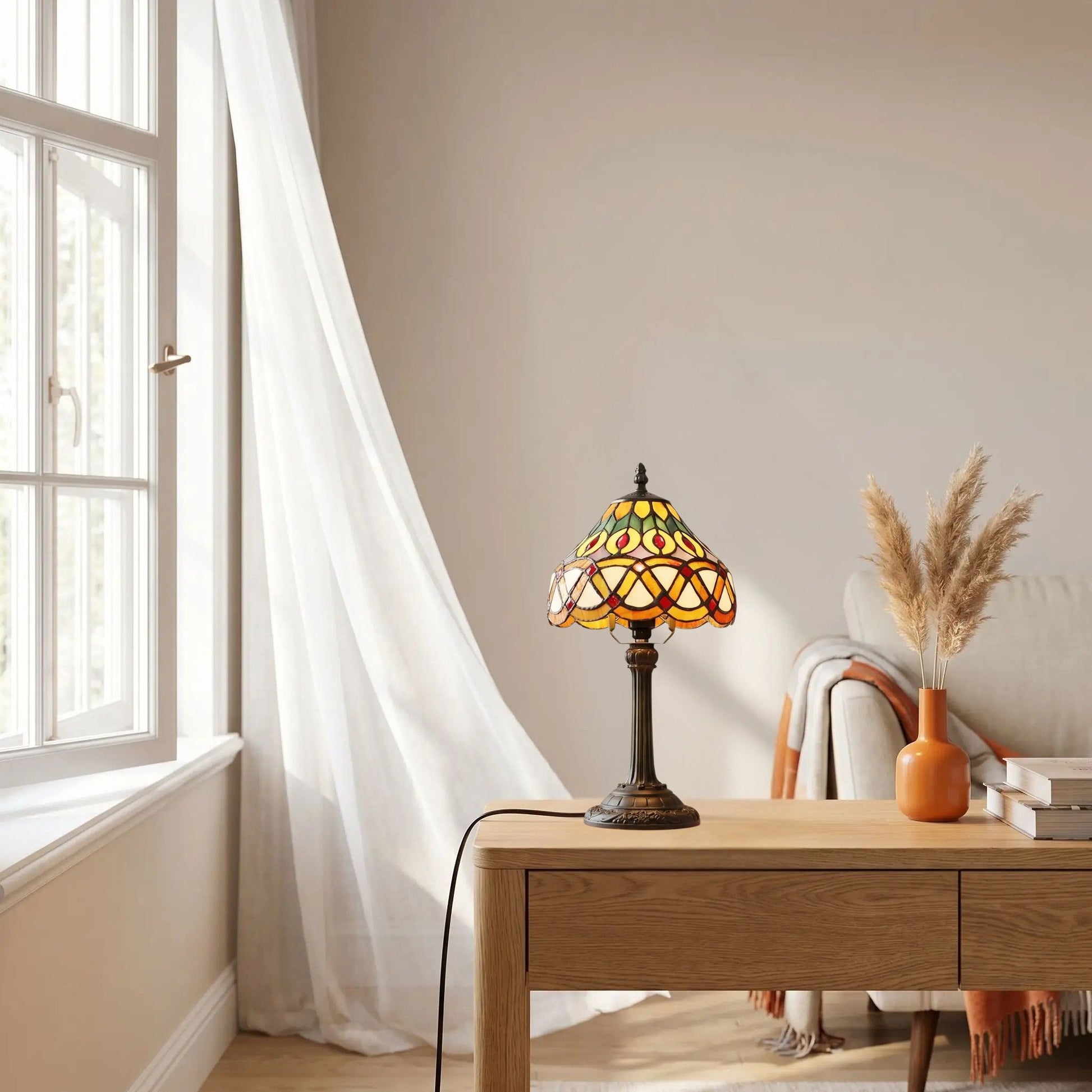 lampe a poser tiffany fenetre avec rideau motifs geometriques et floraux colores