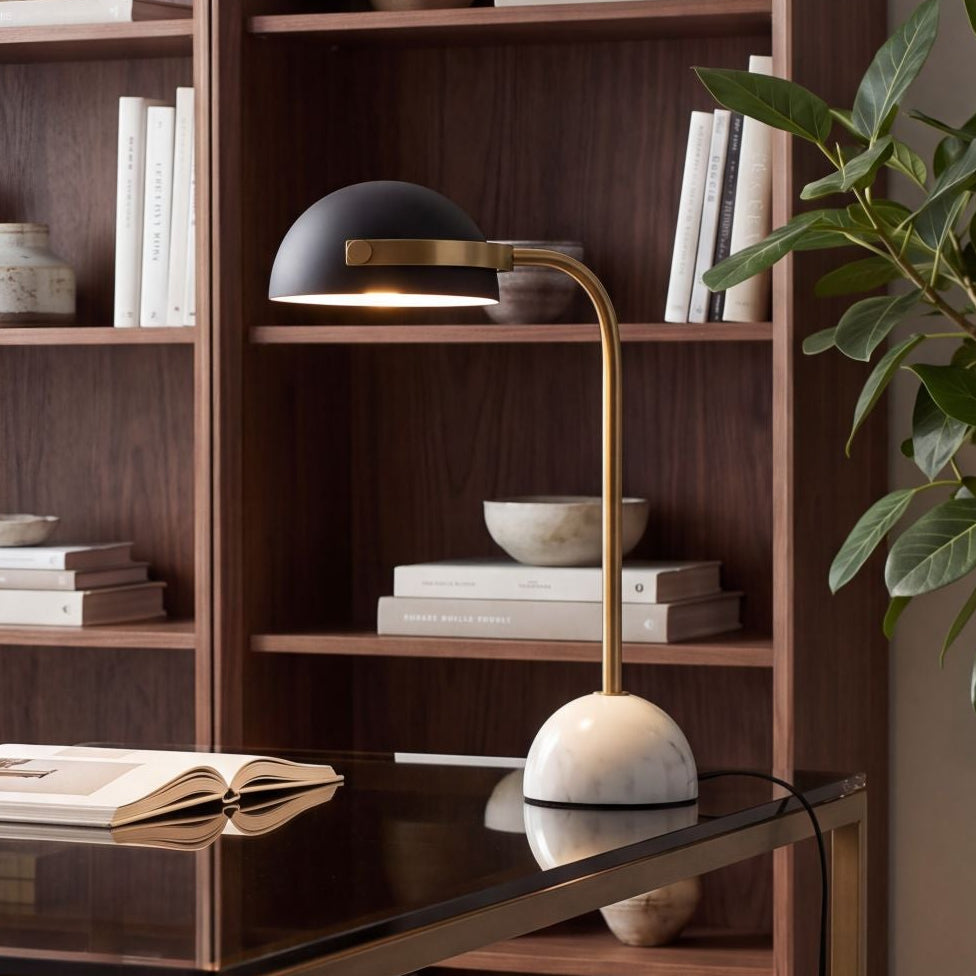 lampe bureau avec bibliotheque rapproche marbre dore