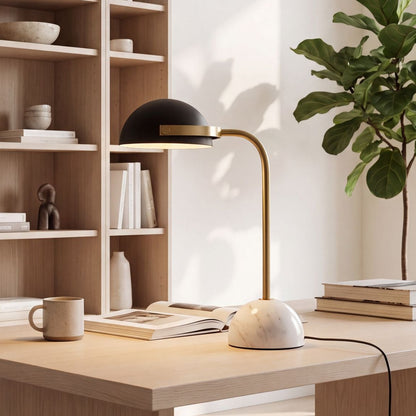 lampe bureau avec bibliotheque vu rapproche marbre dore