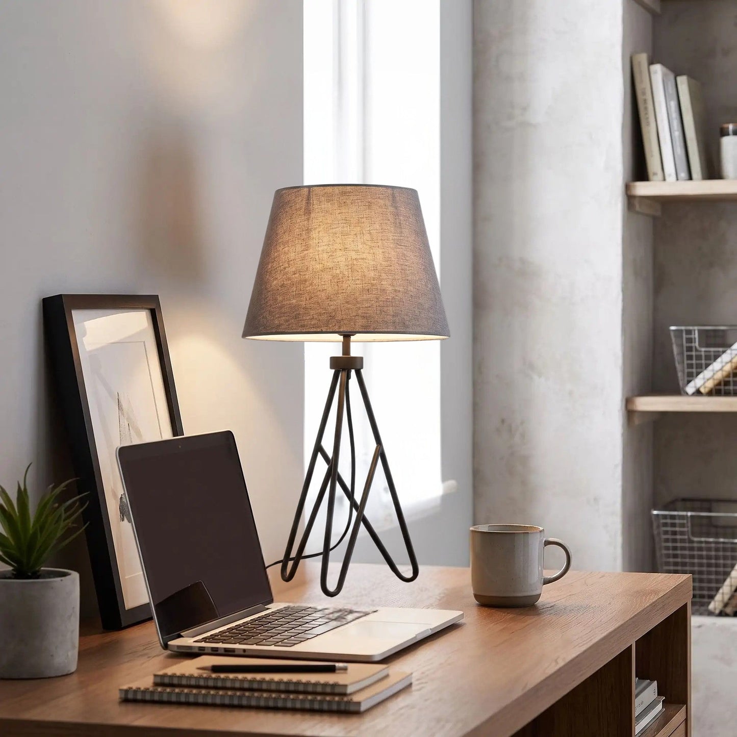lampe bureau avec cadre industriel et elegance scandinave