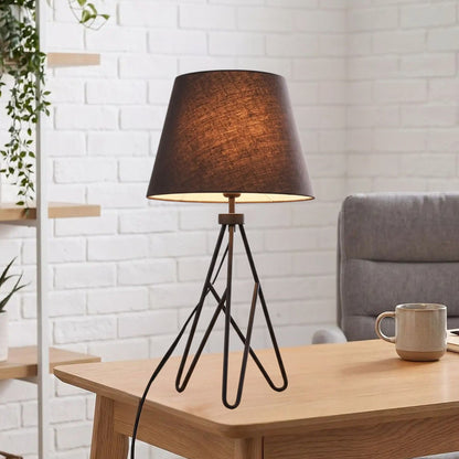 lampe bureau avec chaise grise vu rapproche industriel et elegance scandinave