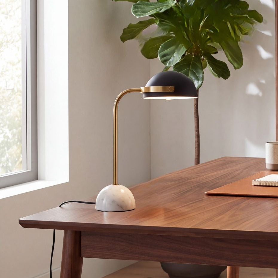 lampe bureau avec fauteuil vu rapproche marbre dore