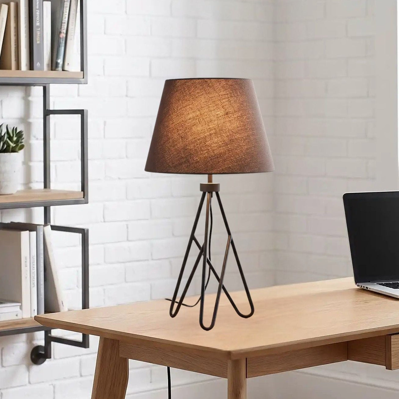 lampe bureau avec fenetre vu rapproche industriel et elegance scandinave
