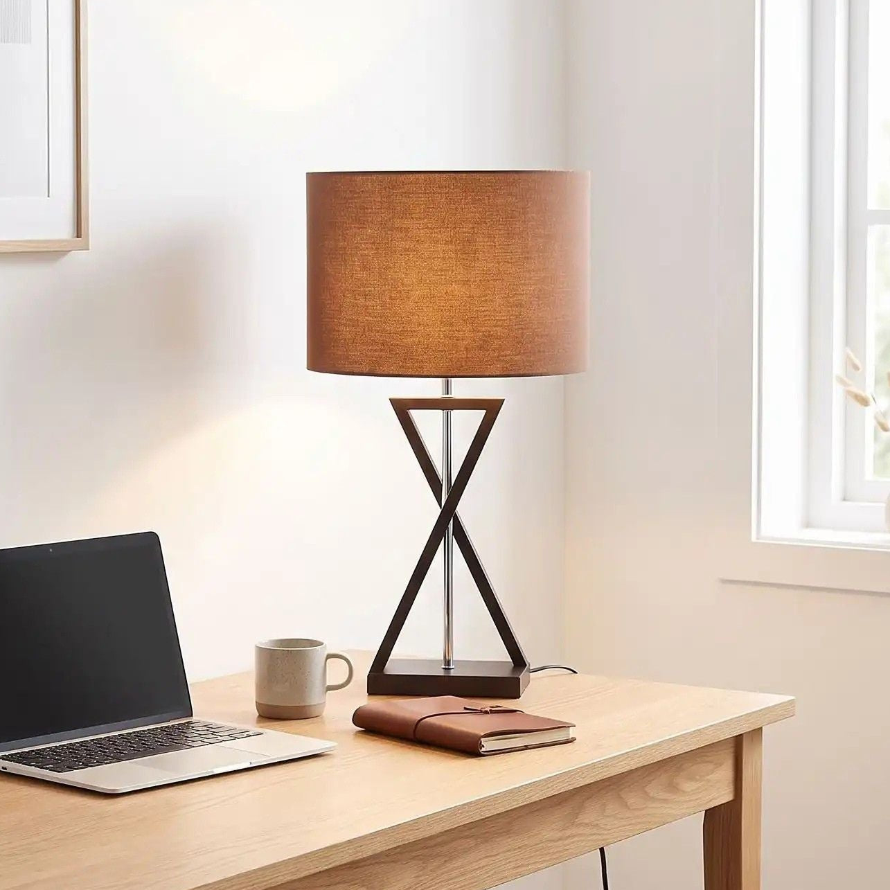 lampe bureau avec ordinateur vu rapproche elegance design contemporain