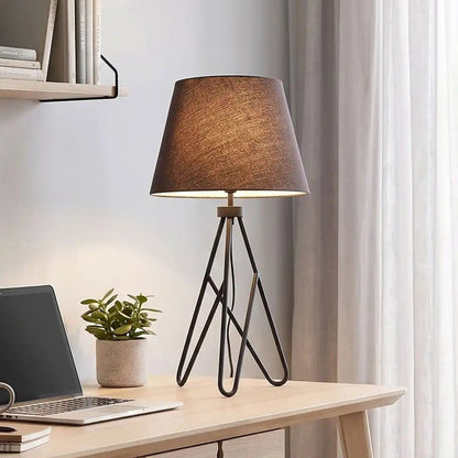 lampe bureau avec ordinateur vu rapproche industriel et elegance scandinave