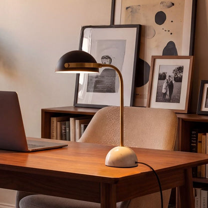 lampe bureau avec ordinateur vu rapproche marbre dore