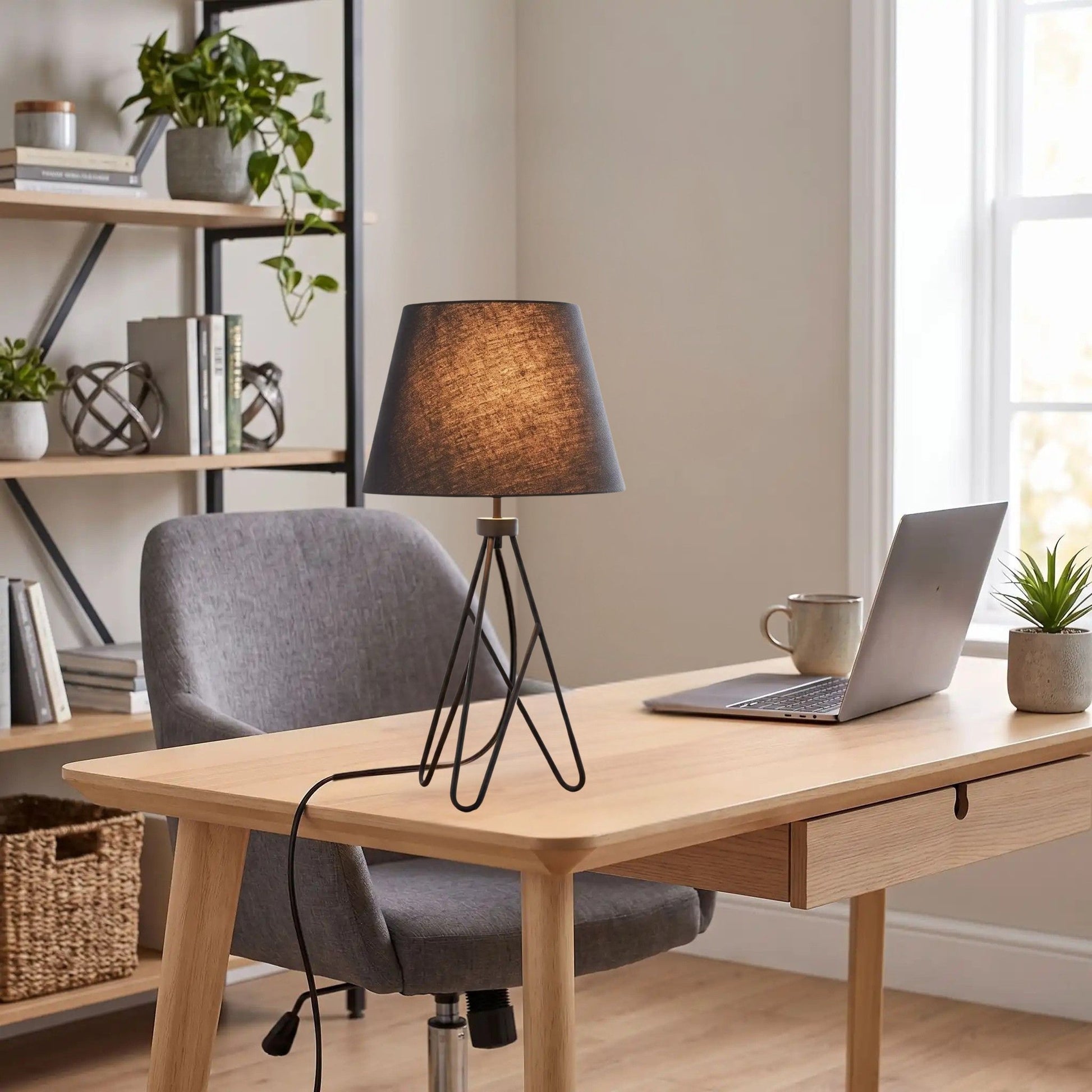 lampe bureau avec plante industriel et elegance scandinave