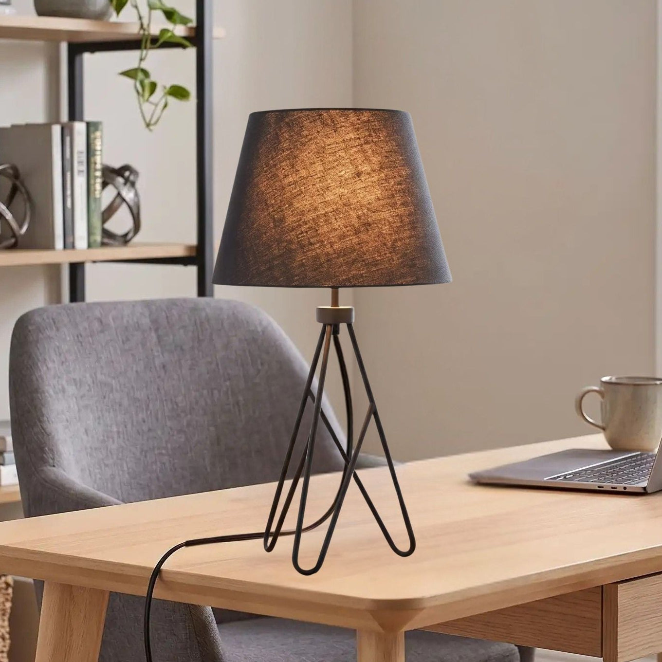 lampe bureau avec plante vu rapproche industriel et elegance scandinave
