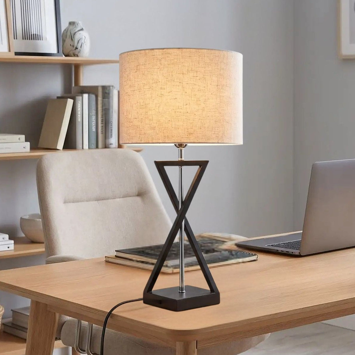 lampe bureau beige avec bureau vu rapproche elegance design contemporain