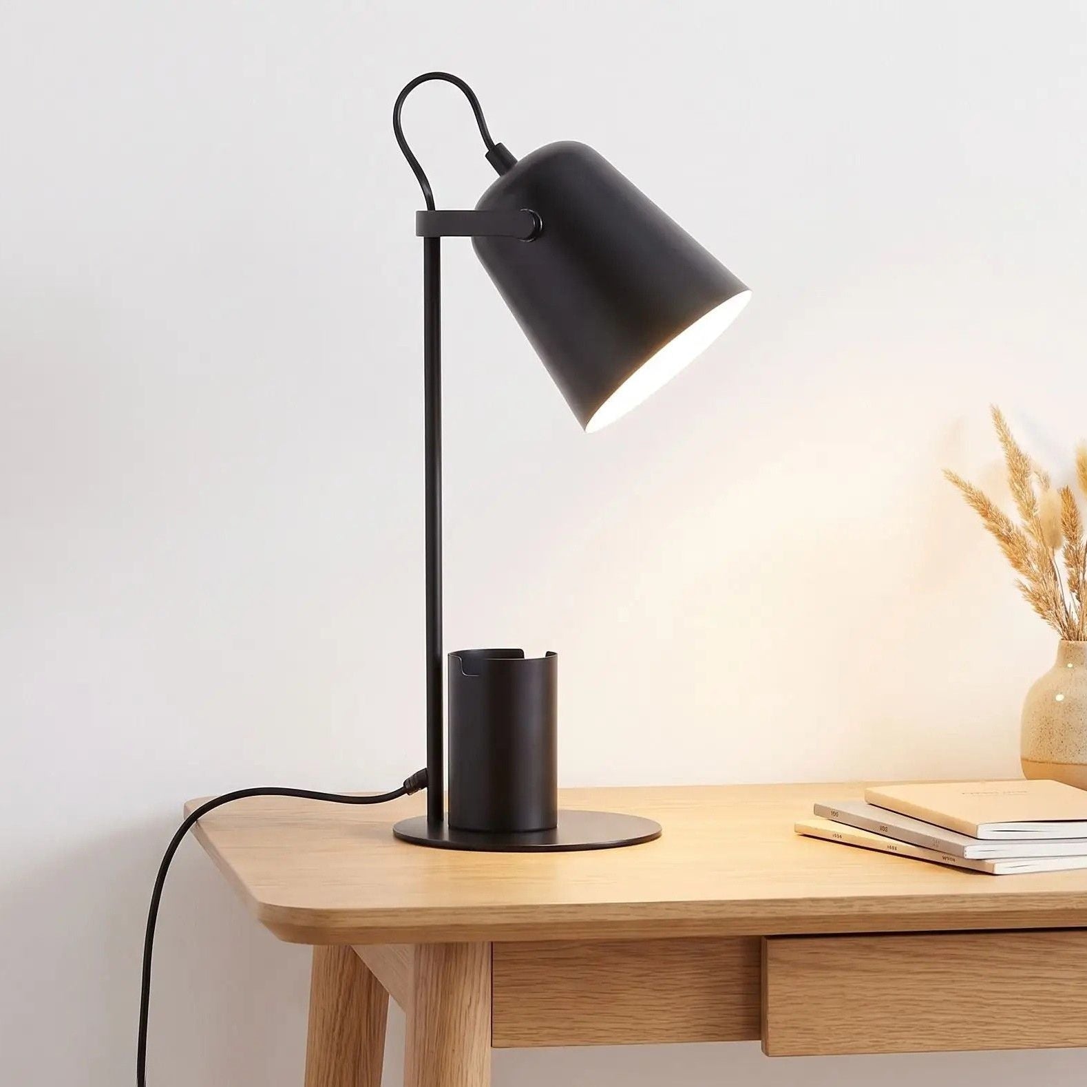 lampe bureau noir avec livres vu rapproche multifonction organisateur