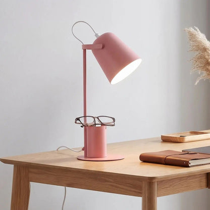 lampe bureau rose avec ordinateur vu rapproche multifonction organisateur