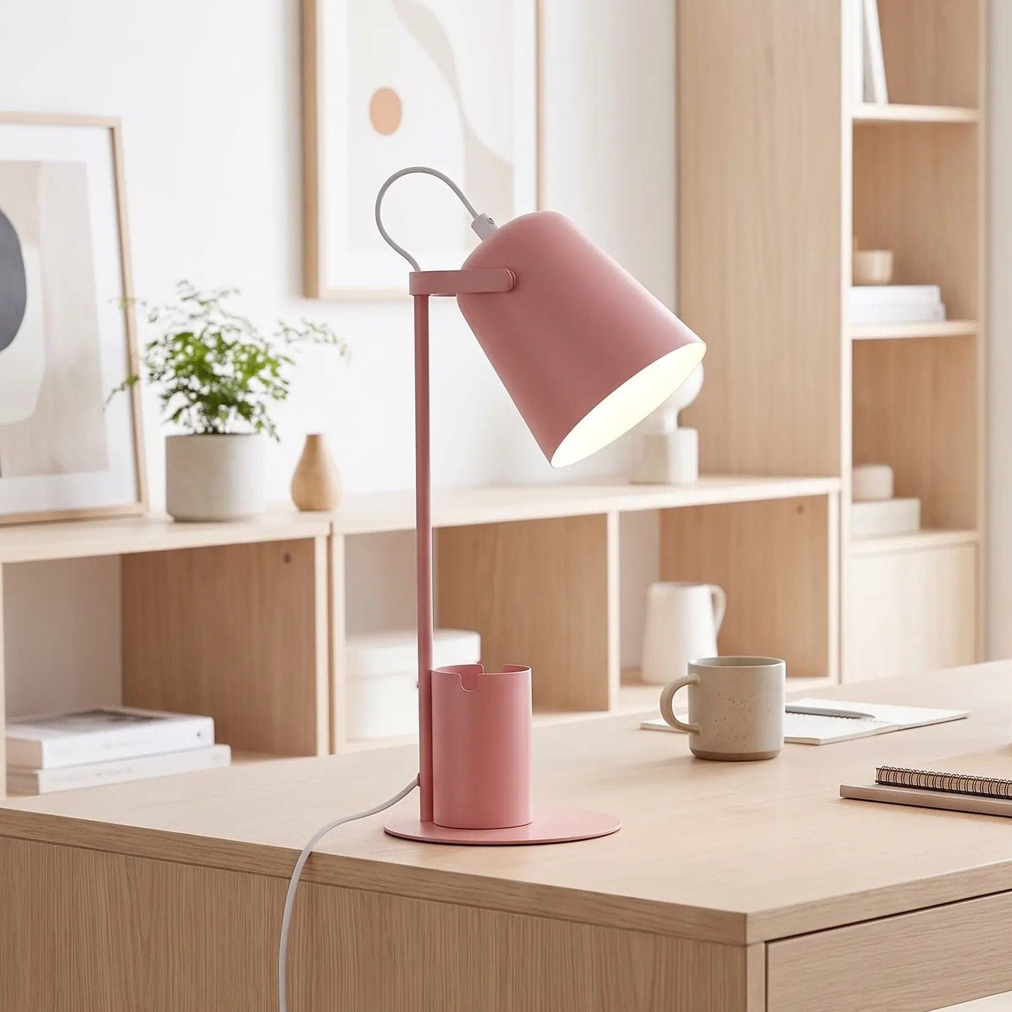 lampe bureau rose avec tasse vu rapproche multifonction organisateur