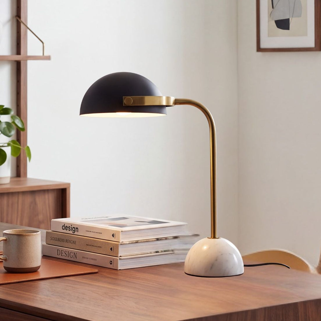lampe bureau sur bureau noyer vu rapproche marbre dore