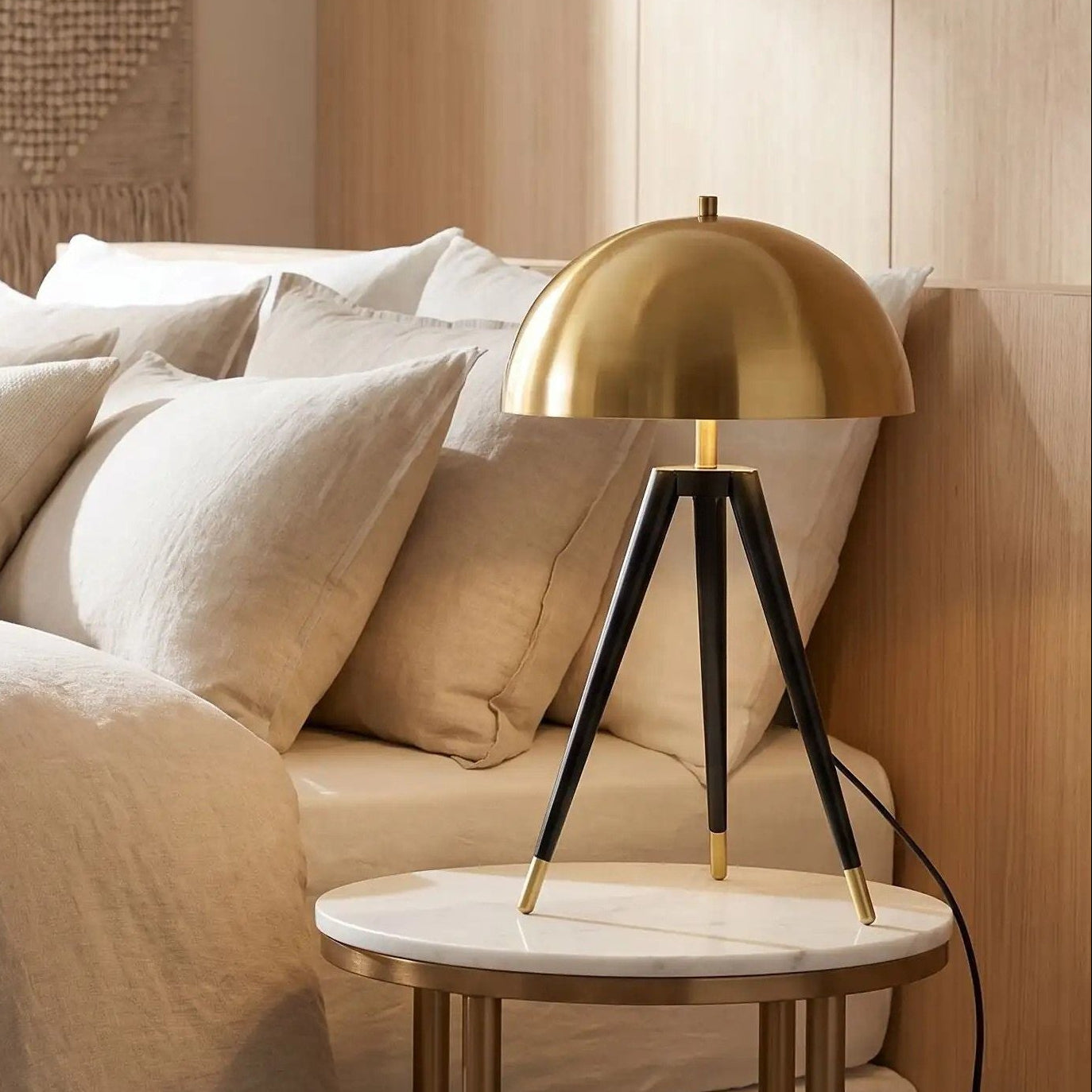 lampe champignon chevet vu rapproche doree mid century