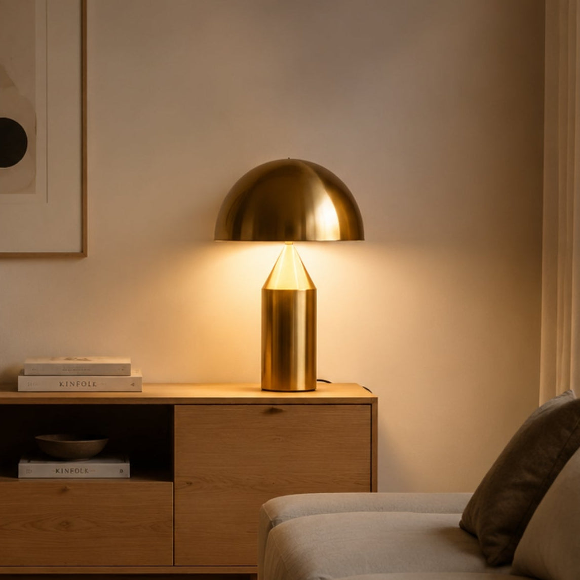 lampe champignon doree avec cadre vu rapproche design iconique italien