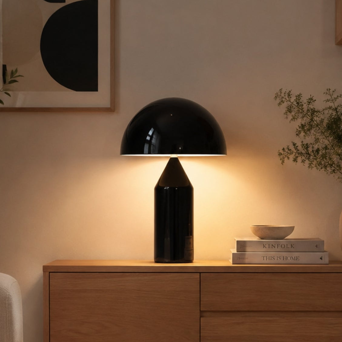 lampe champignon noire avec livres vu rapproche design iconique italien