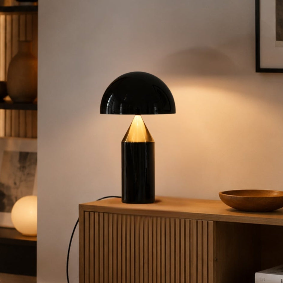 lampe champignon noire doree avec canape vu rapproche design iconique italien