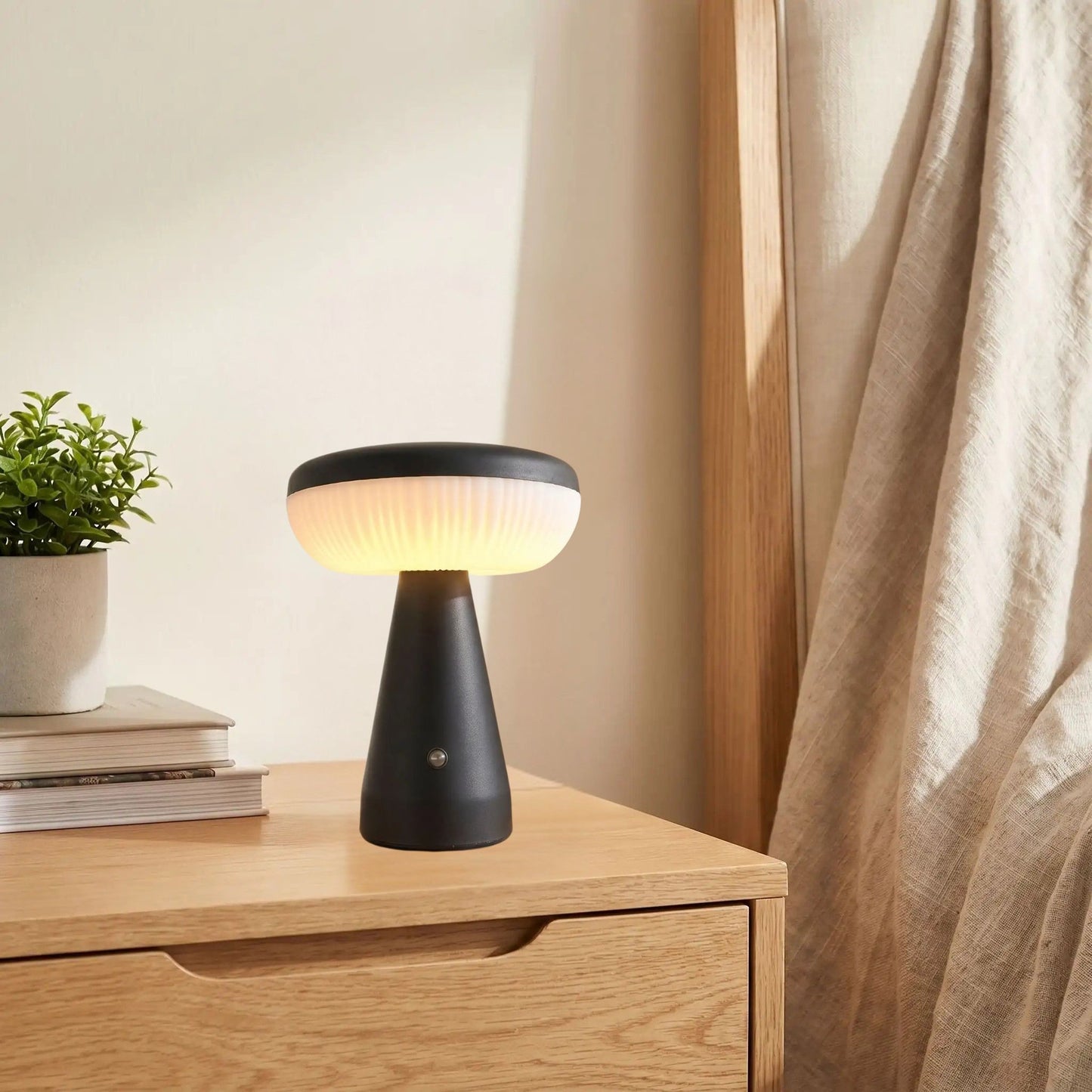 Lampe champignon sans fil Rechargeable 3 ambiances noire, petit format chevet. Existe aussi en lampe champignon orange Petite Sans Fil.