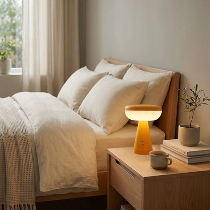 Lampe champignon sans fil Rechargeable 3 ambiances orange, petit format pour table de chevet. Existe aussi en lampe champignon orange Petite Sans Fil.
