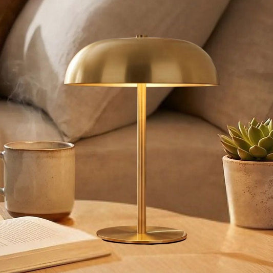 Lampe champignon sans fil Rechargeable 3 ambiances sur table de nuit dans une chambre cosy