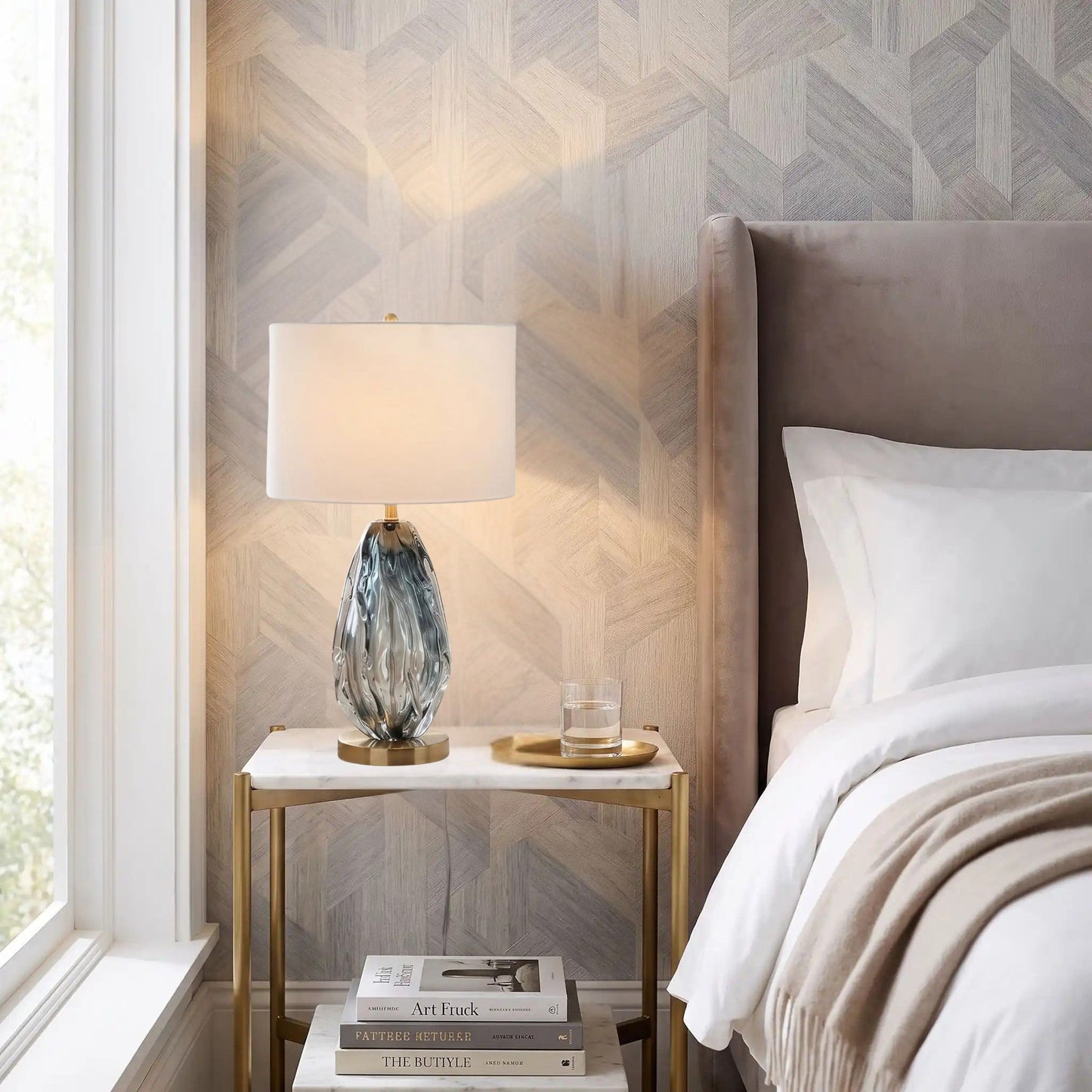 lampe chevet chambre avec livre cotier bleu dore