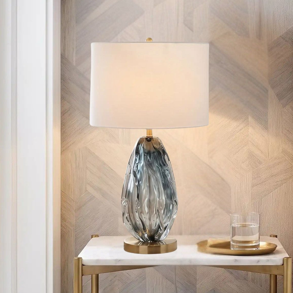 lampe chevet chambre avec livre vu rapproche cotier bleu dore