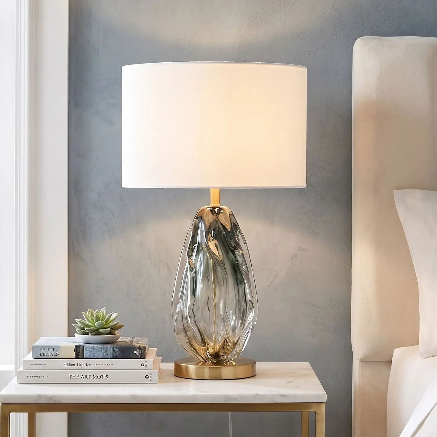 lampe chevet chambre vu rapproche cotier bleu dore