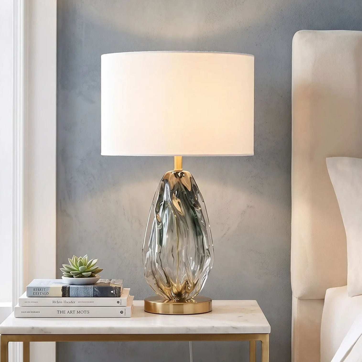 lampe chevet chambre vu rapproche cotier bleu dore