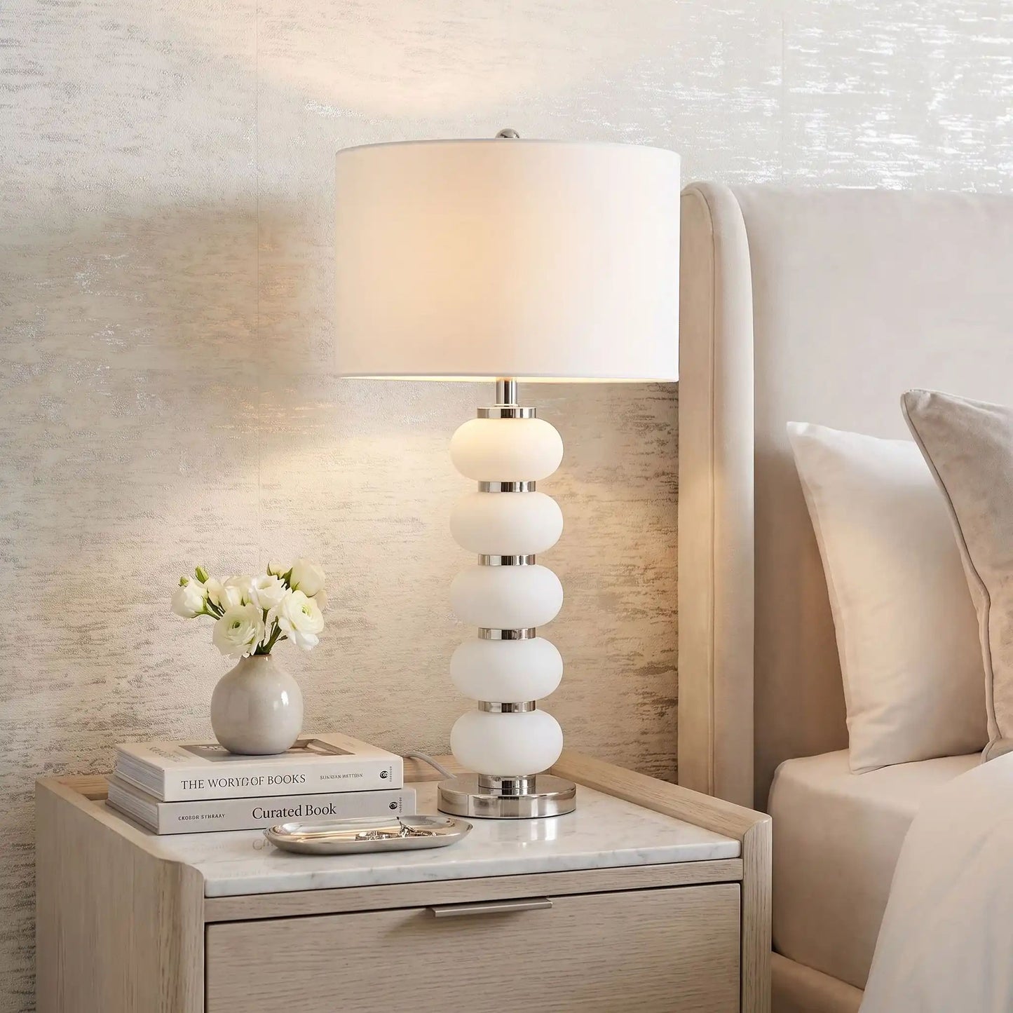 lampe chevet couleur argent chambre avec livre retro dore