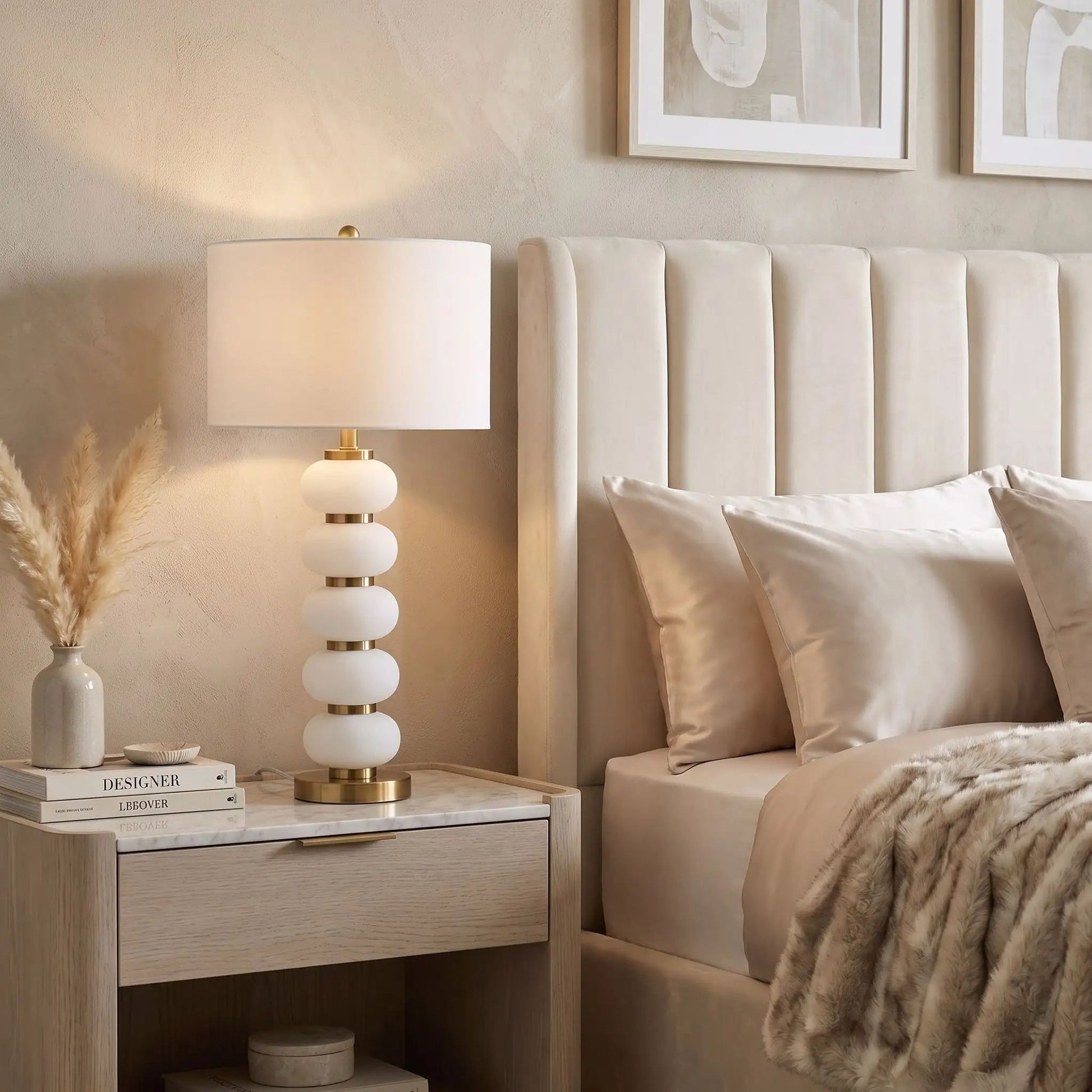 lampe chevet couleur dore chambre avec livres retro dore