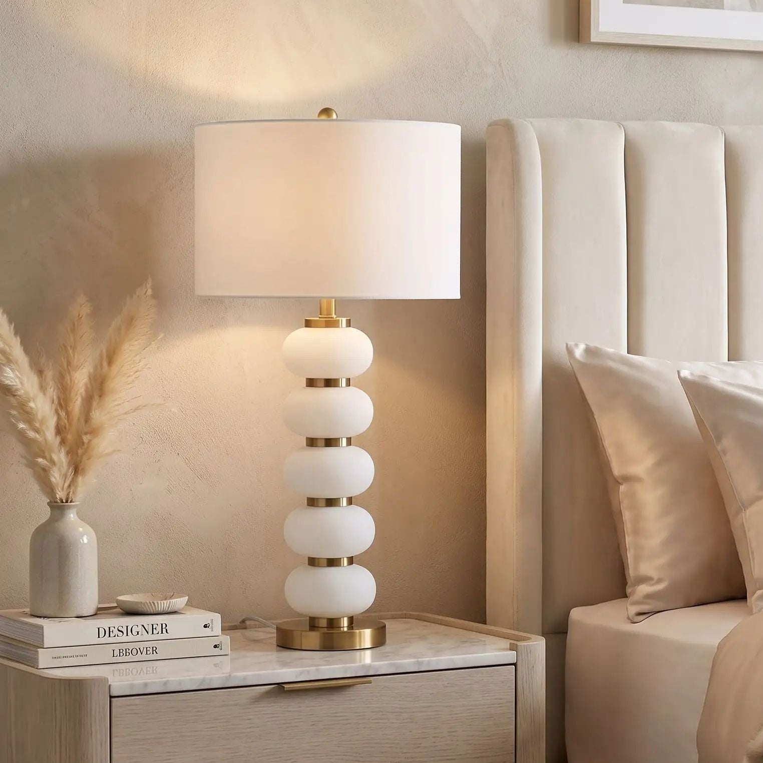 lampe chevet couleur dore chambre avec livres vu rapproche retro dore
