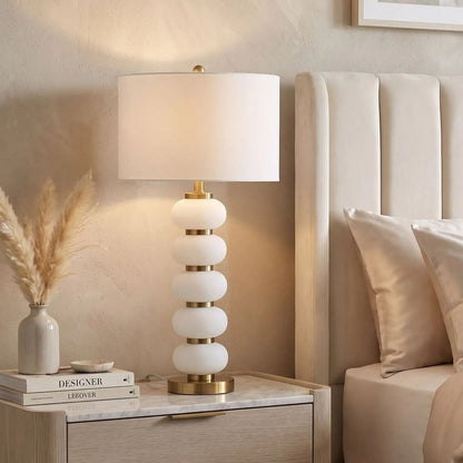 lampe chevet couleur dore chambre avec livres vu rapproche retro dore