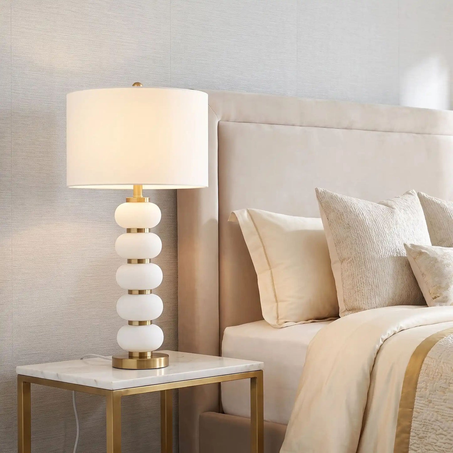 lampe chevet couleur dore sur table chevet retro dore