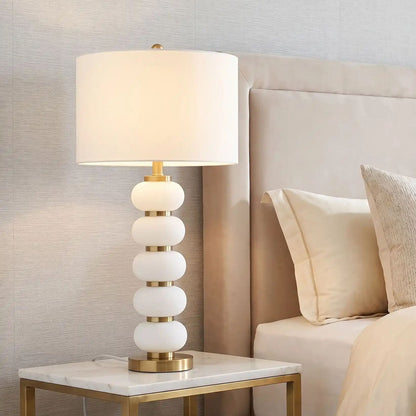 lampe chevet couleur dore sur table chevet vu rapproche retro dore