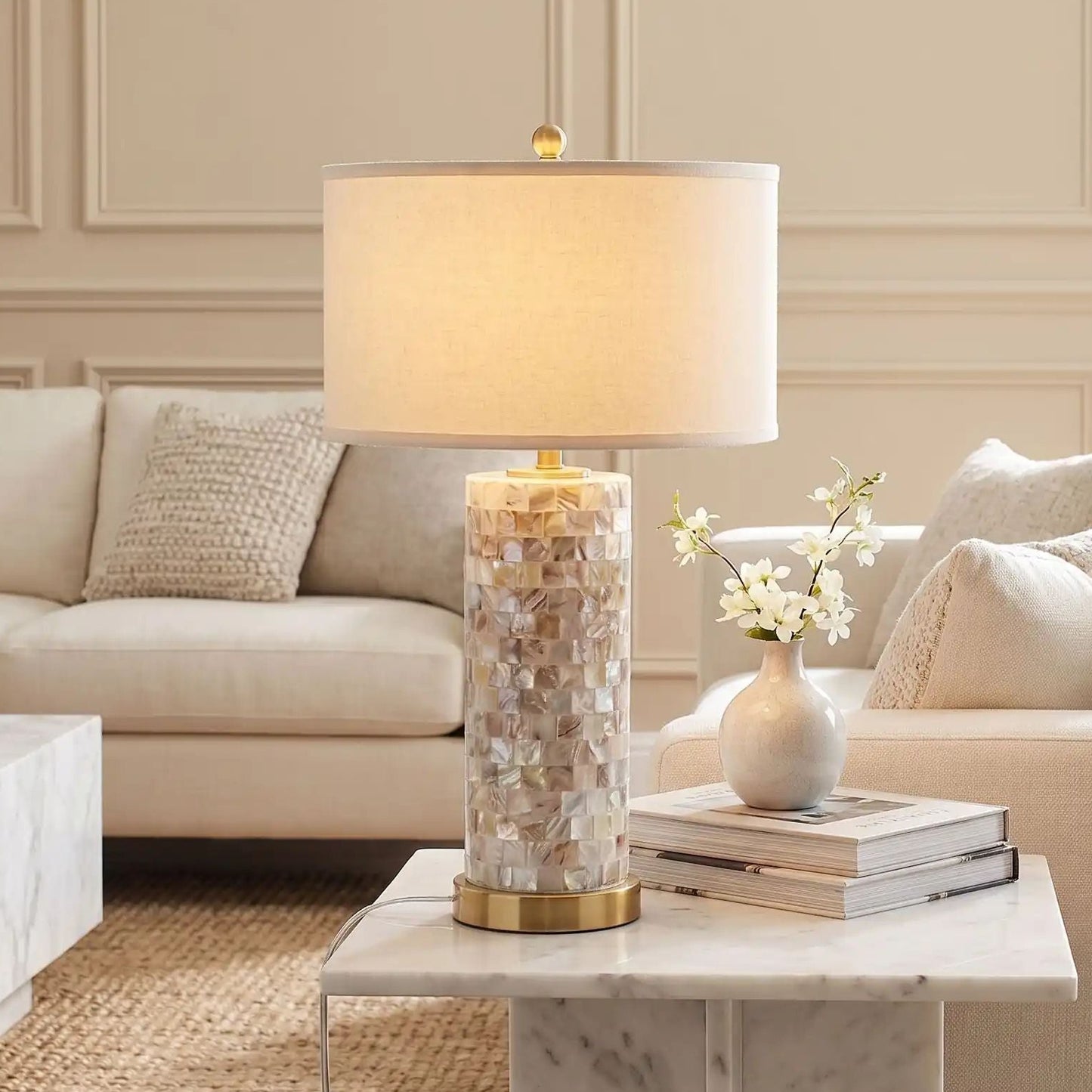 lampe chevet sejour avec fleurs vu rapproche coquillage naturel