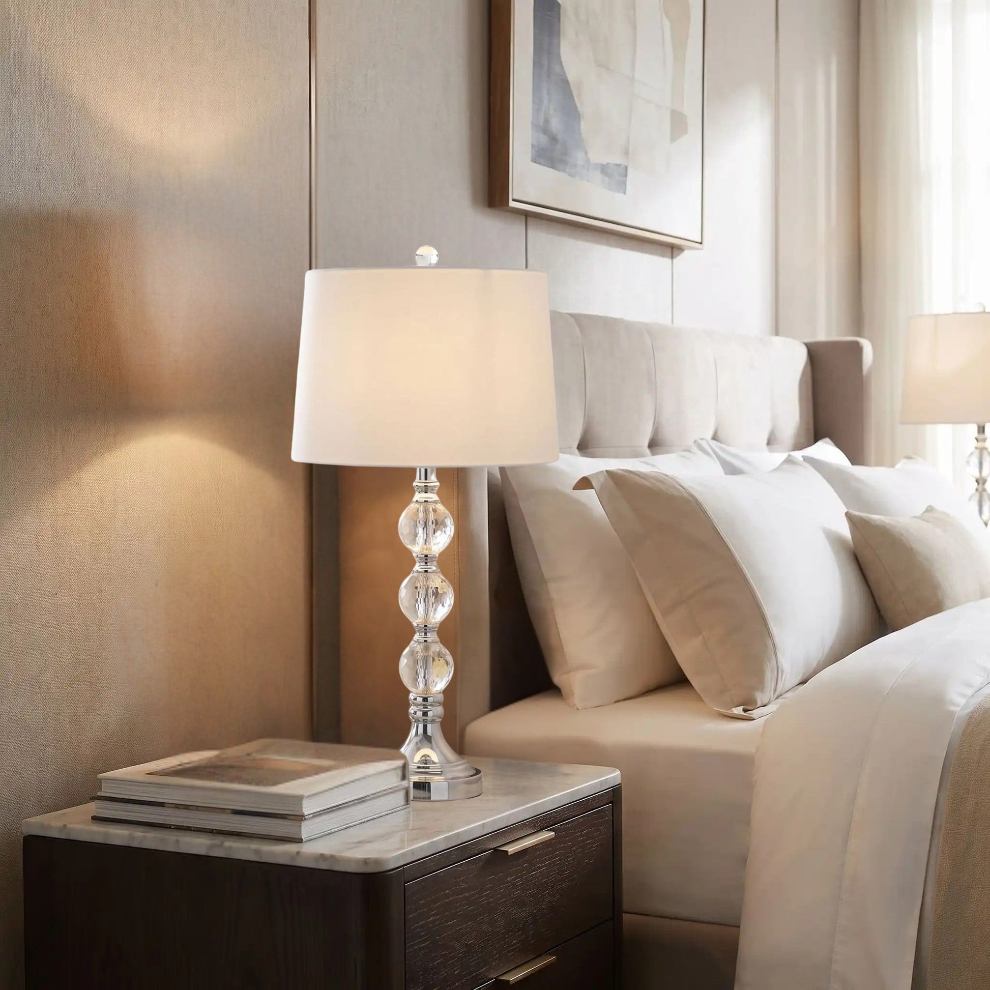lampe chevet sur table chevet avec livre cristal et finition chromee elegante