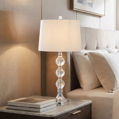lampe chevet sur table chevet avec livre vu rapproche cristal et finition chromee elegante