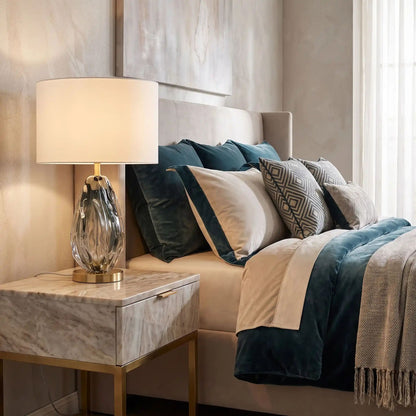 lampe chevet sur table chevet cotier bleu dore