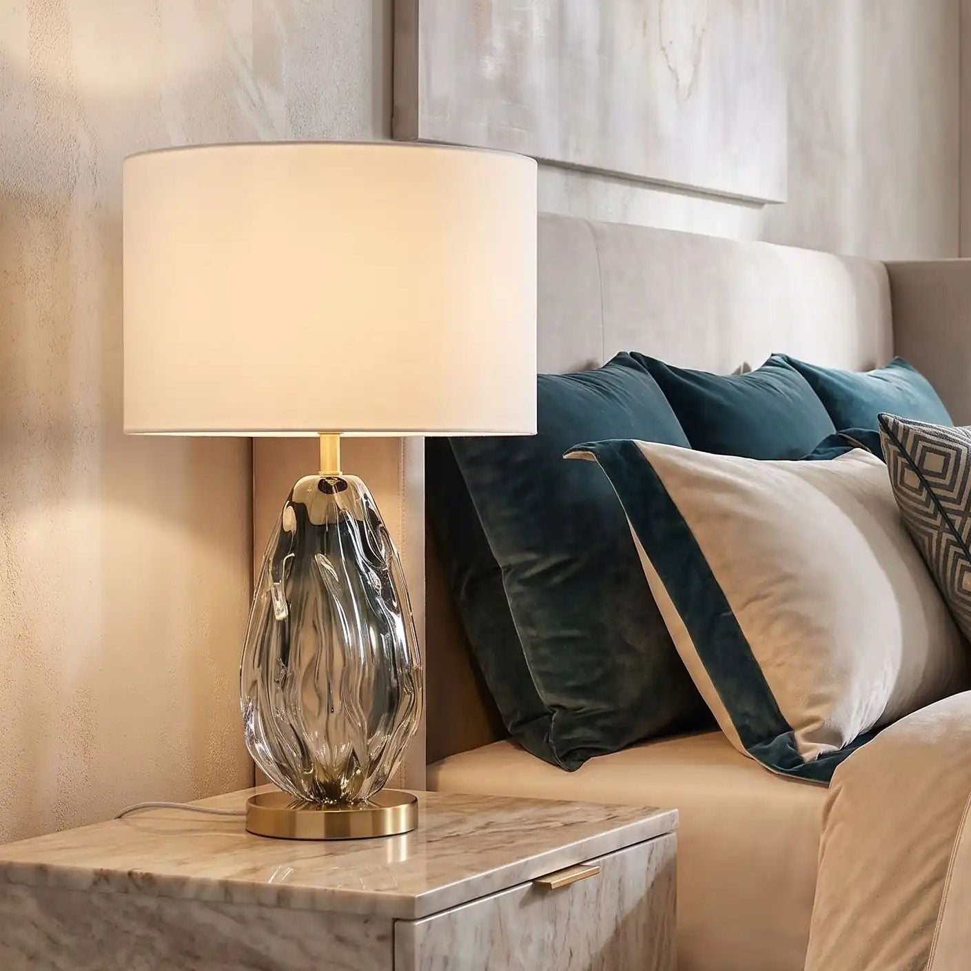 lampe chevet sur table chevet vu rapproche cotier bleu dore
