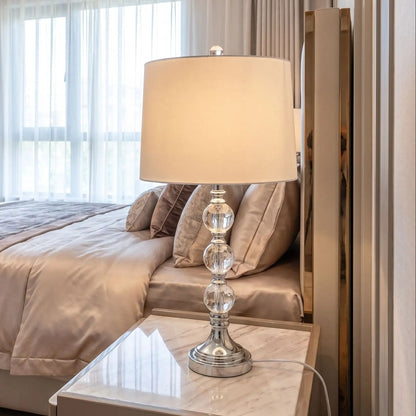 lampe chevet sur table chevet vu rapproche cristal et finition chromee elegante