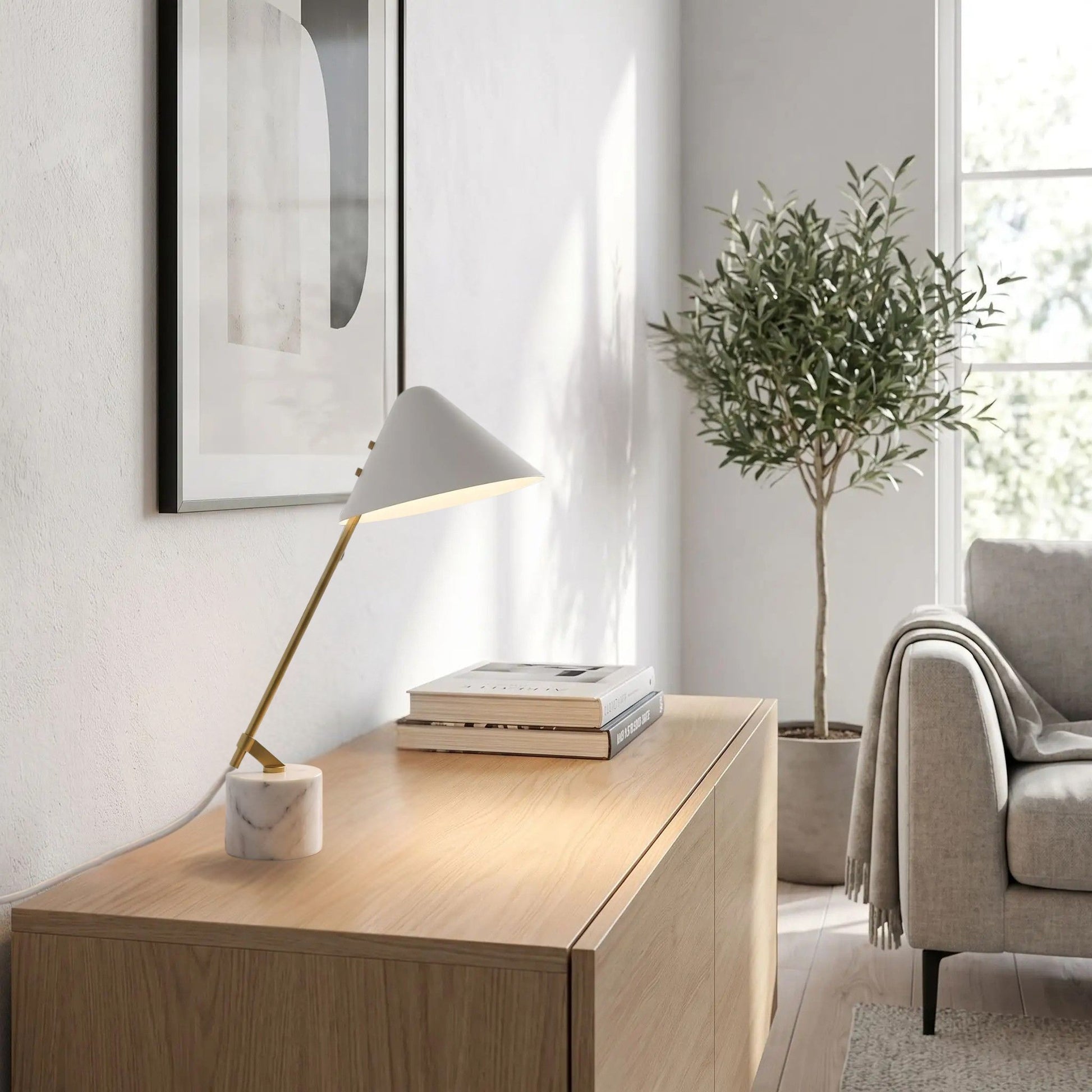 lampe de bureau avec canape elegante doree et marbre blanc