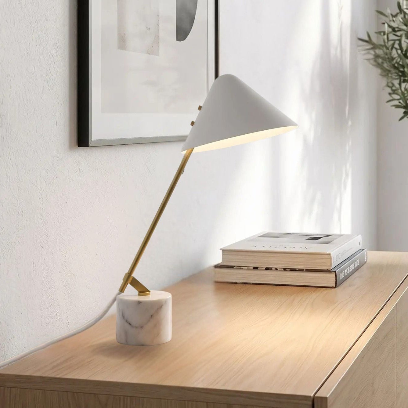 lampe de bureau avec canape vu rapproche elegante doree et marbre blanc